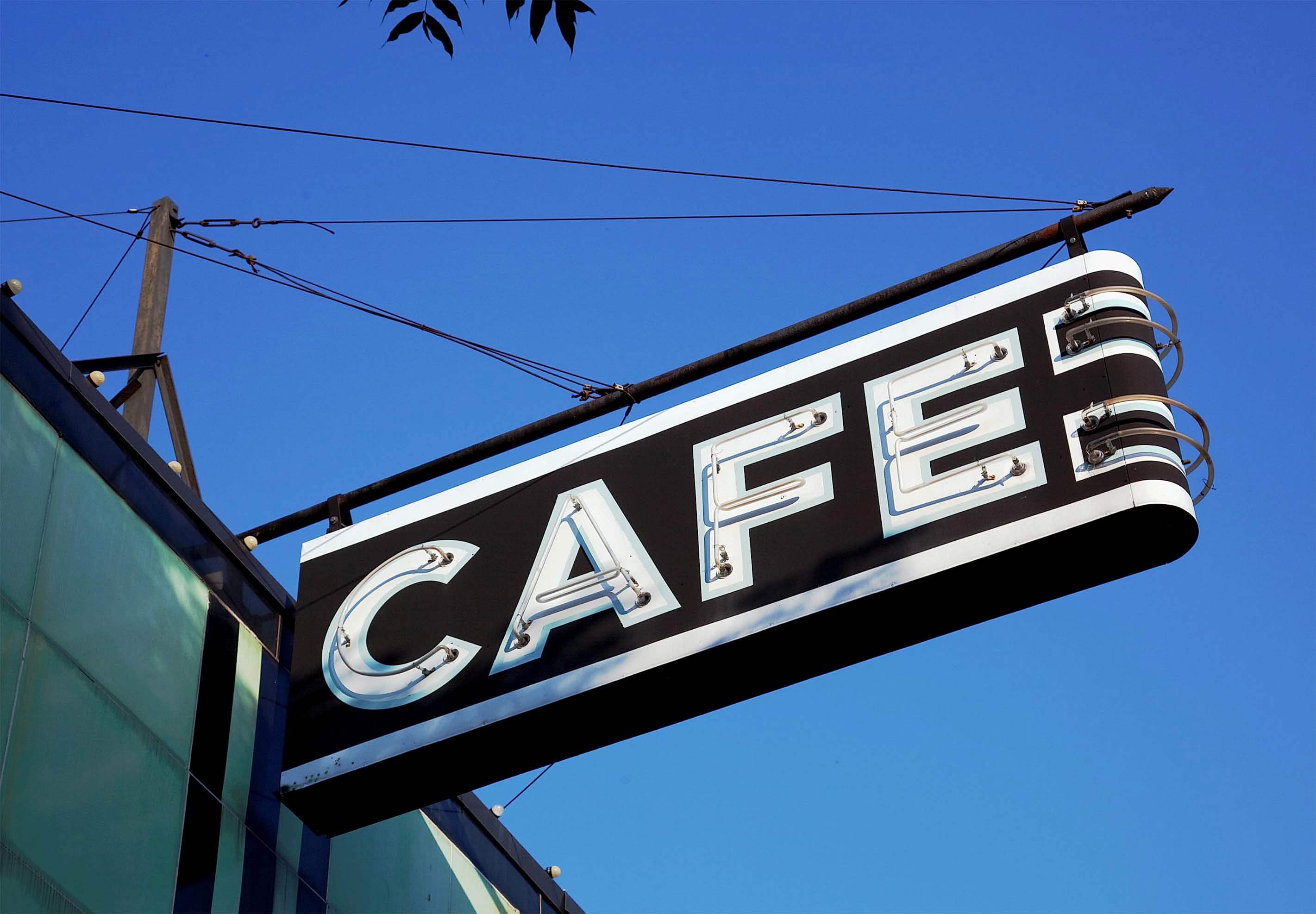 Размещение наружной рекламы на фасаде здания: что нужно сделать и как согласовать