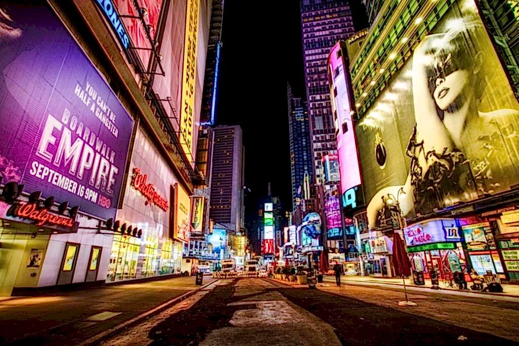 яркие билборды на улице