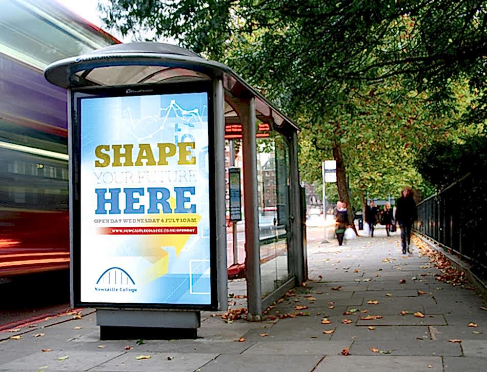 Реклама на автобусной остановке