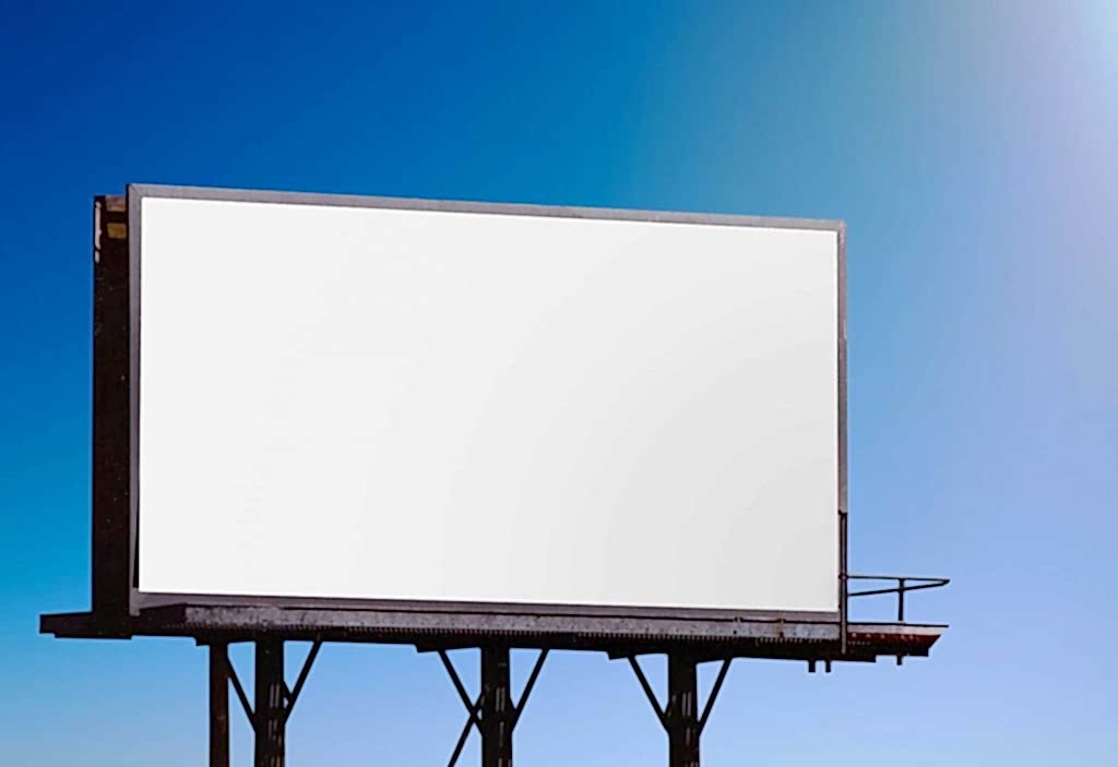 пустое рекламное пространство на щите