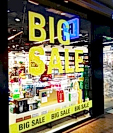 Пленка с информацией о распродаже на витрине магазина