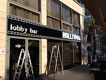 Вывеска бара с объемными буквами и световым коробом