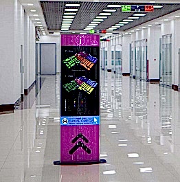 Информационная стела внутри торгового центра