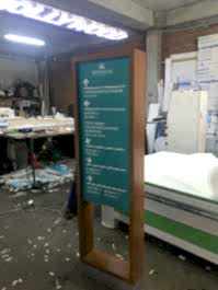 Деревянная стела указатель для отеля «Приморье»